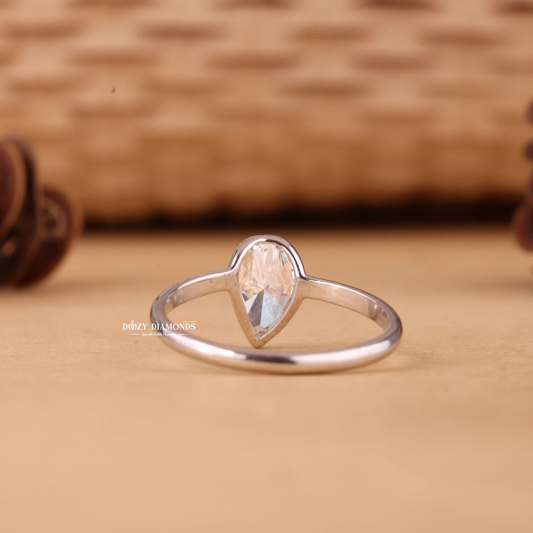 1.0CT-2.0CT Pear Cut E/VS2 Lab Grown Diamond Solitaire Engagement Ring for Her