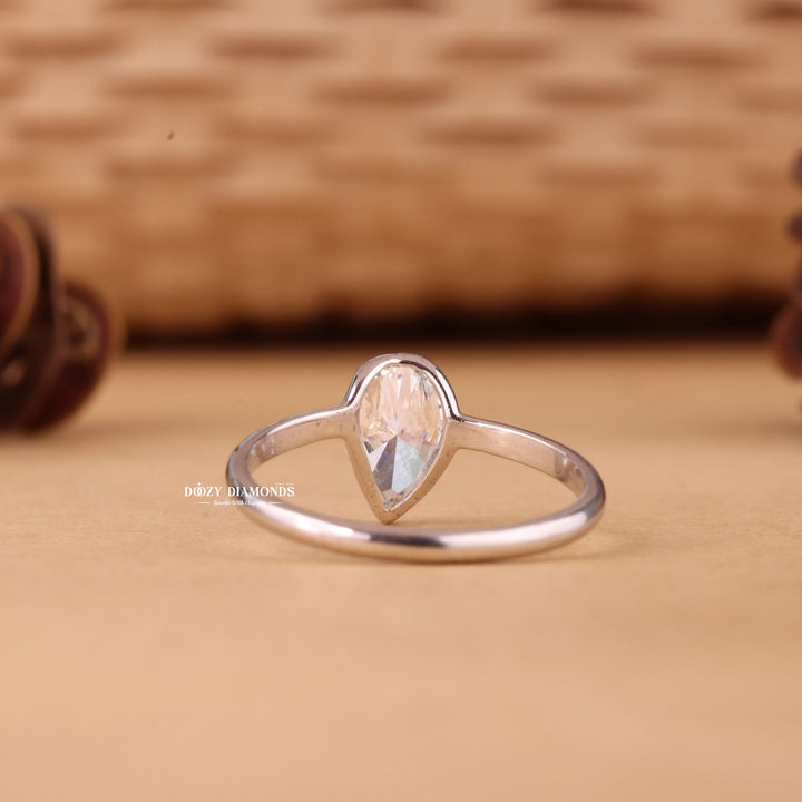 1.0CT-2.0CT Pear Cut E/VS2 Lab Grown Diamond Solitaire Engagement Ring for Her