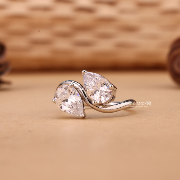 Pear Cut E/VS2 Lab Grown Toi et Moi Diamond Engagement Ring