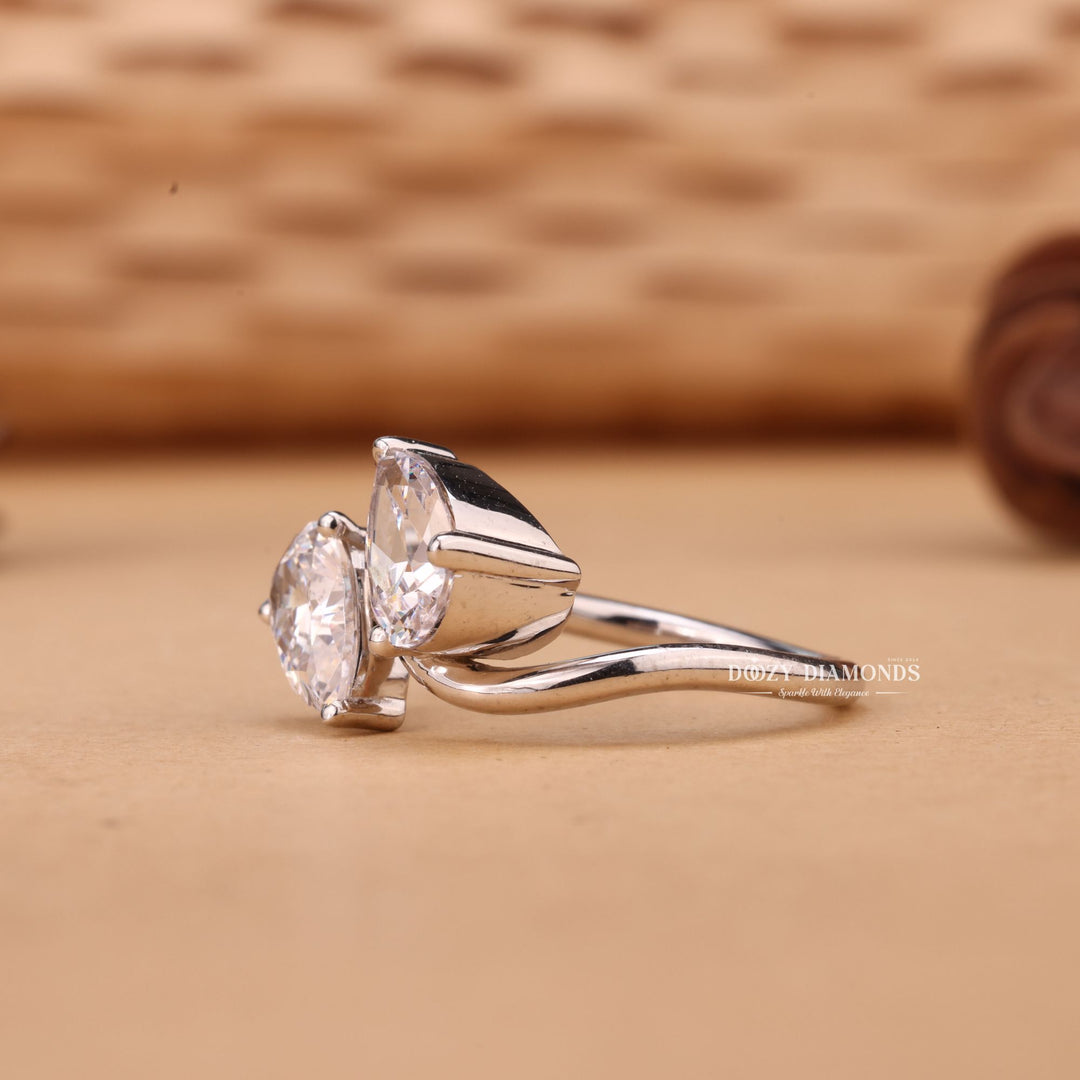 Pear Cut E/VS2 Lab Grown Toi et Moi Diamond Engagement Ring