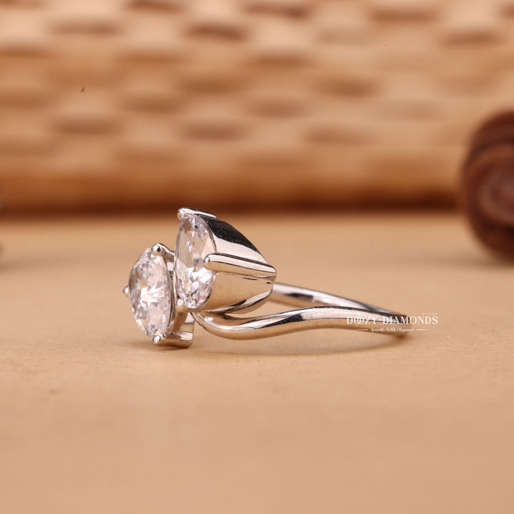 Pear Cut E/VS2 Lab Grown Toi et Moi Diamond Engagement Ring