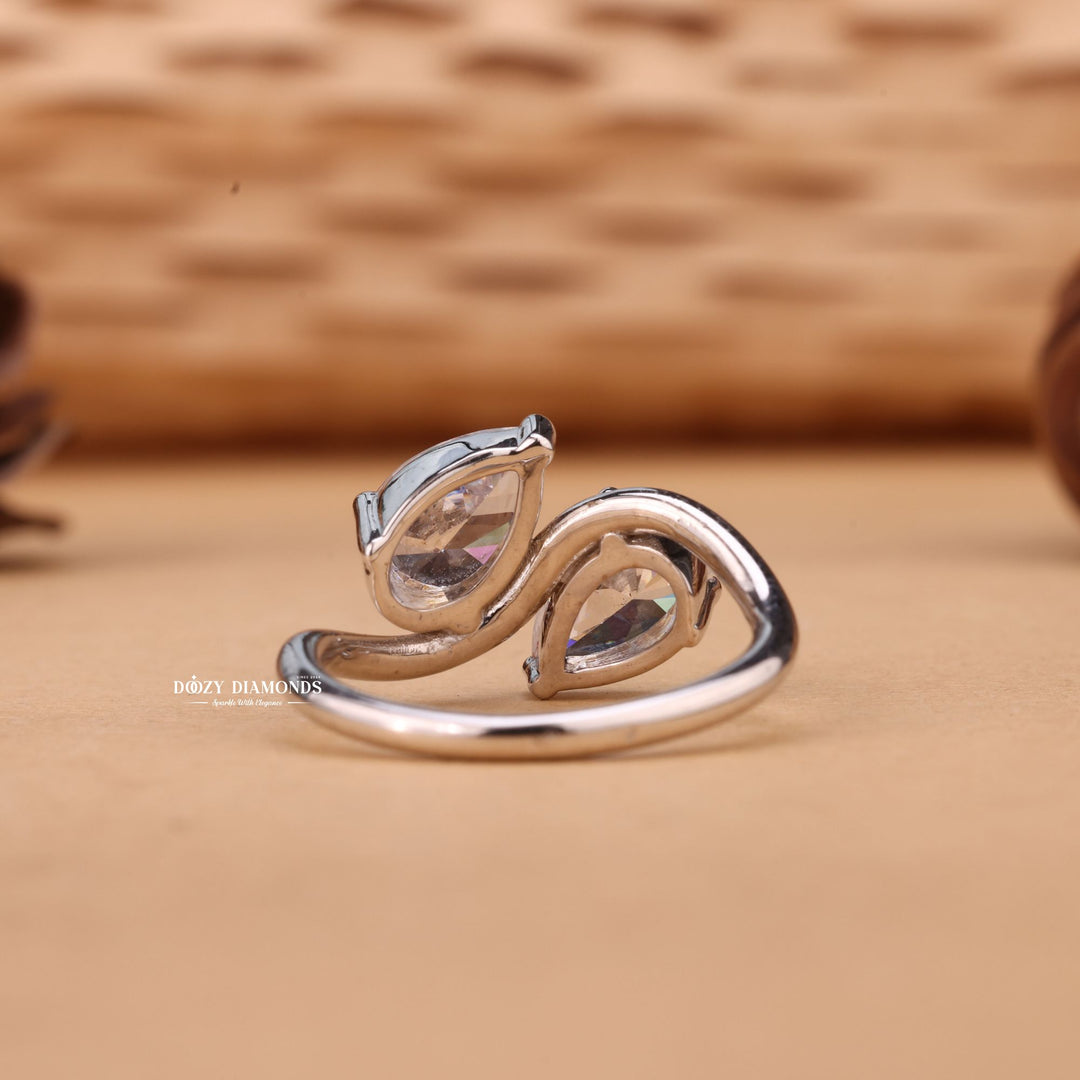 Pear Cut E/VS2 Lab Grown Toi et Moi Diamond Engagement Ring