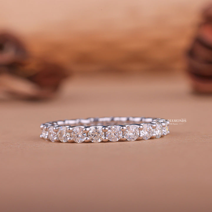 Round diamond band hammered finish, Round diamond band with engraving, Round diamond band art deco, Round diamond band minimalist, Round diamond band glamorous, 