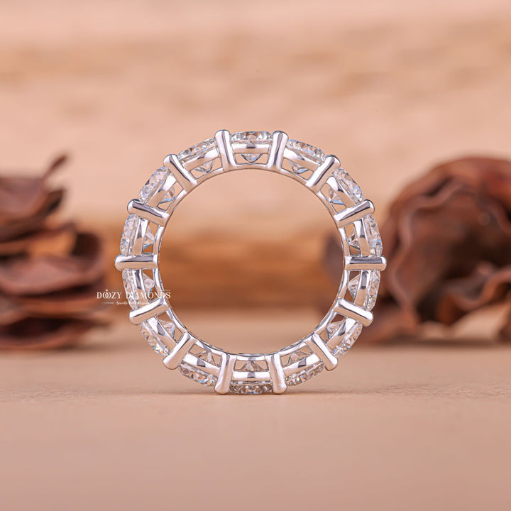 Round diamond band full eternity, Round diamond band solitaire, Round diamond band with side stones, Round diamond band stackable, Round diamond band milgrain, 