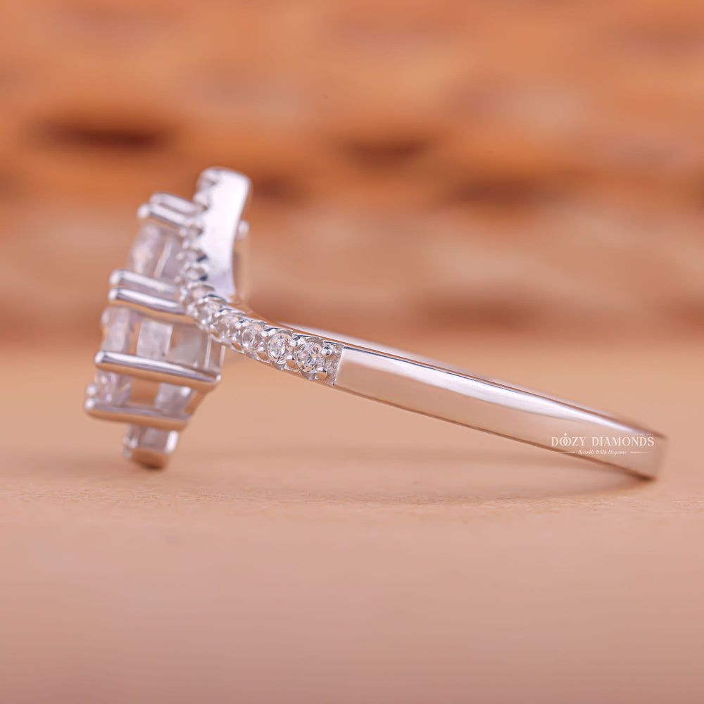 Round modern diamond engagement ring, Round traditional diamond engagement ring, Round halo diamond engagement ring, Round halo diamond engagement ring, Round brilliant cut diamond engagement ring, Round ideal cut diamond engagement ring, 