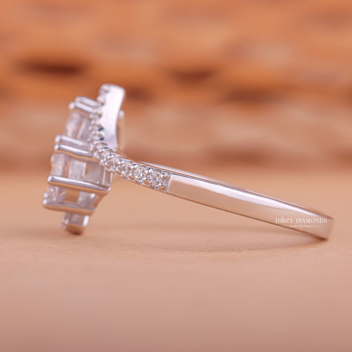 Round modern diamond engagement ring, Round traditional diamond engagement ring, Round halo diamond engagement ring, Round halo diamond engagement ring, Round brilliant cut diamond engagement ring, Round ideal cut diamond engagement ring, 