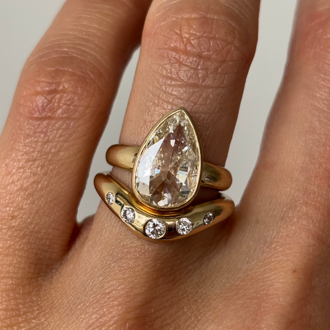 Round Diamond CVD EF/VVS Unique Dome Curved Wedding Band