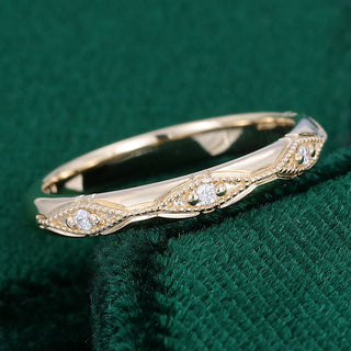 round-moissanite-vintage-style-wedding-band