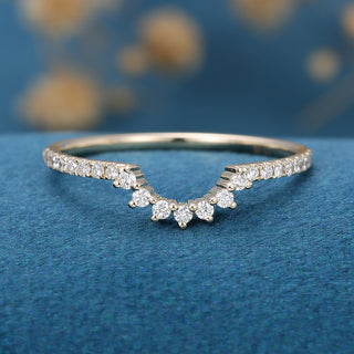 round-shaped-moissanite-curved-wedding-band