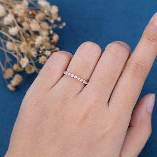 round-shaped-moissanite-bubble-prongs-wedding-band