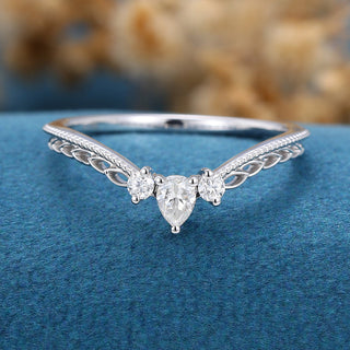 round-pear-shaped-moissanite-vintage-curved-wedding-band