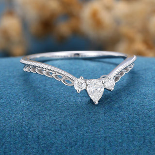 round-pear-shaped-moissanite-vintage-curved-wedding-band