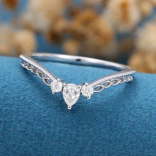 round-pear-shaped-moissanite-vintage-curved-wedding-band