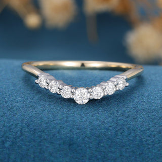 round-shaped-moissanite-curved-wedding-band