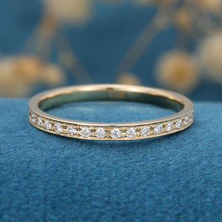 round-shaped-moissanite-channel-setting-wedding-band