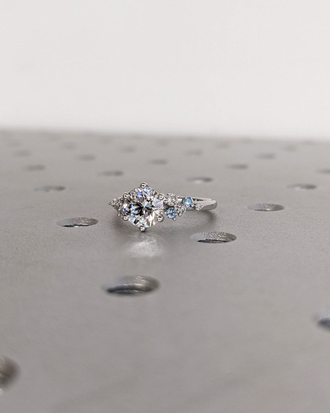 round-cluster-engagement-ring
Diamonds