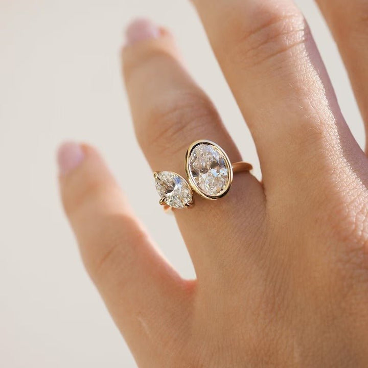 oval toi et moi ring, bezel oval engagement ring, oval two stone ring, luxury two stone ring, oval proposal ring, engagement ring for her, bridal jewelry, wedding jewelry, luxury jewelry gift, modern romance ring,
