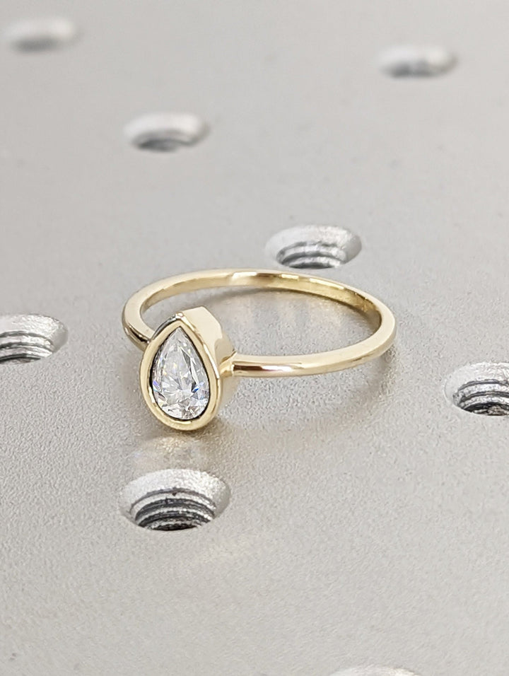 modern pear cut engagement ring,