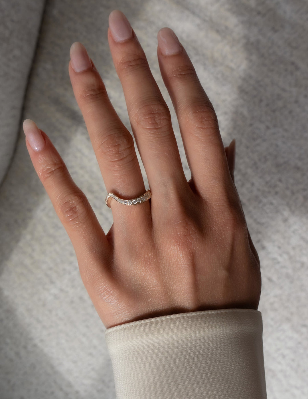 Round Diamond CVD EF/VVS Unique Curved Wedding Band For Women