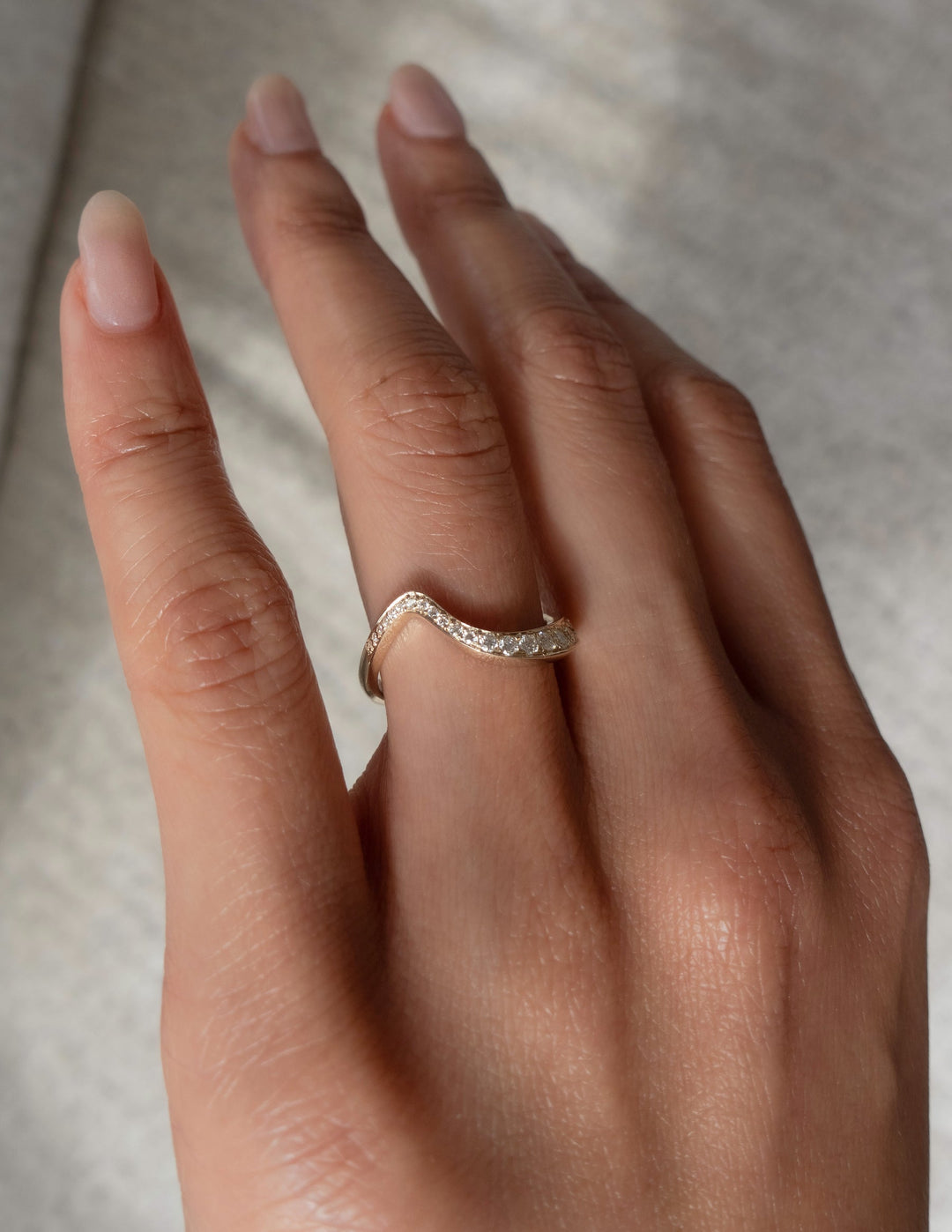 Round Diamond CVD EF/VVS Unique Curved Wedding Band For Women