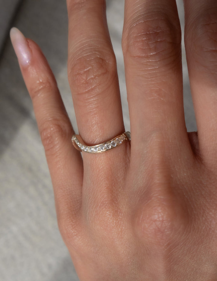 Round Diamond CVD EF/VVS Unique Curved Wedding Band For Women
