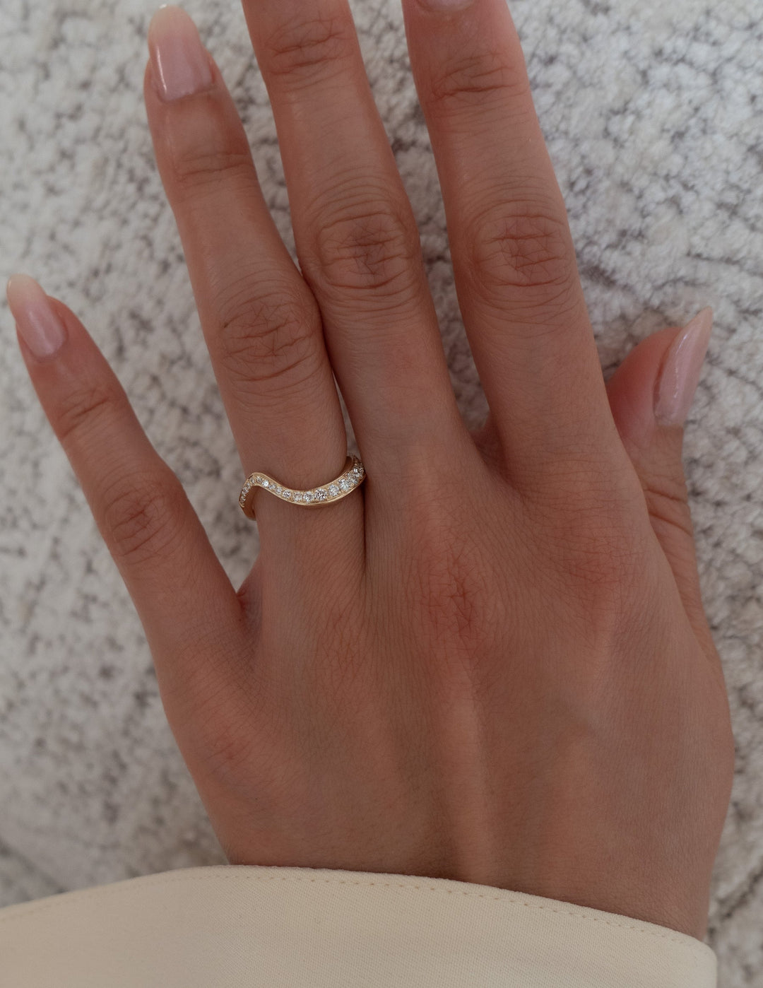 Round Diamond CVD EF/VVS Unique Curved Wedding Band For Women