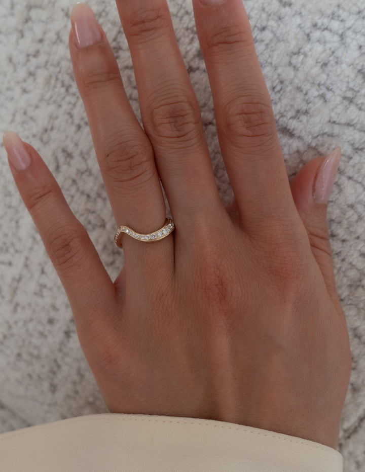 Round Diamond CVD EF/VVS Unique Curved Wedding Band For Women