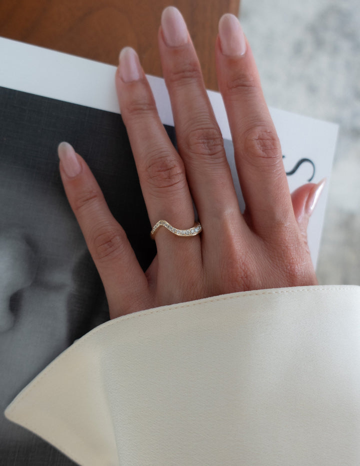 Round Diamond CVD EF/VVS Unique Curved Wedding Band For Women