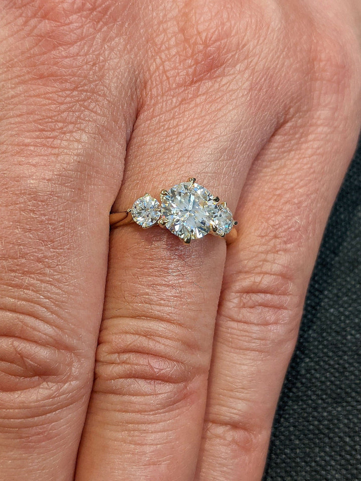 round halo engagement ring,