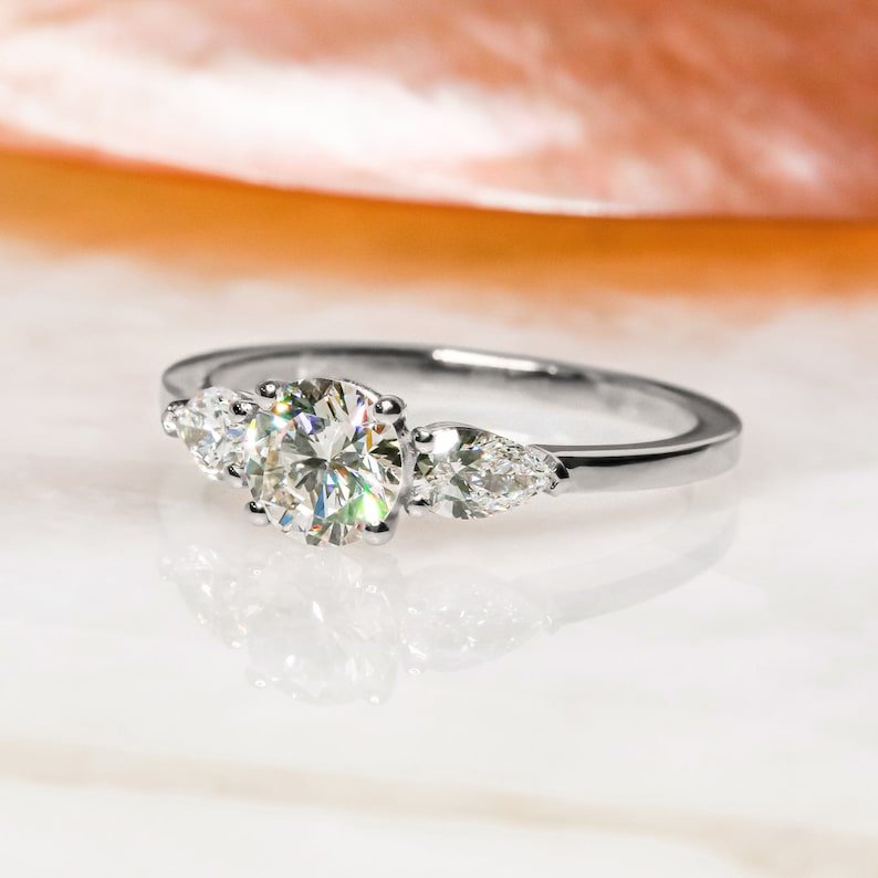 round cut center diamond,