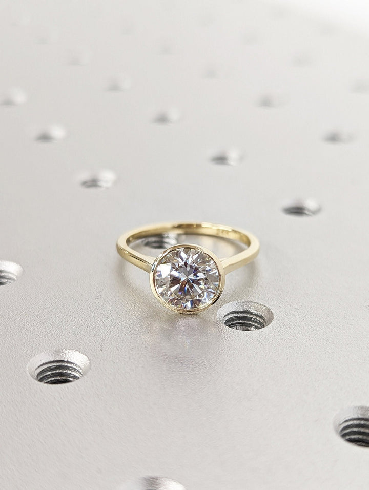 round cut fine diamond ring,