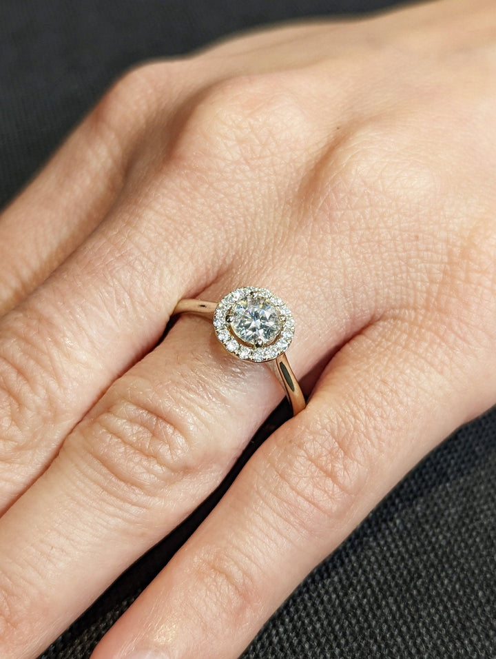 dazzling round cut diamond