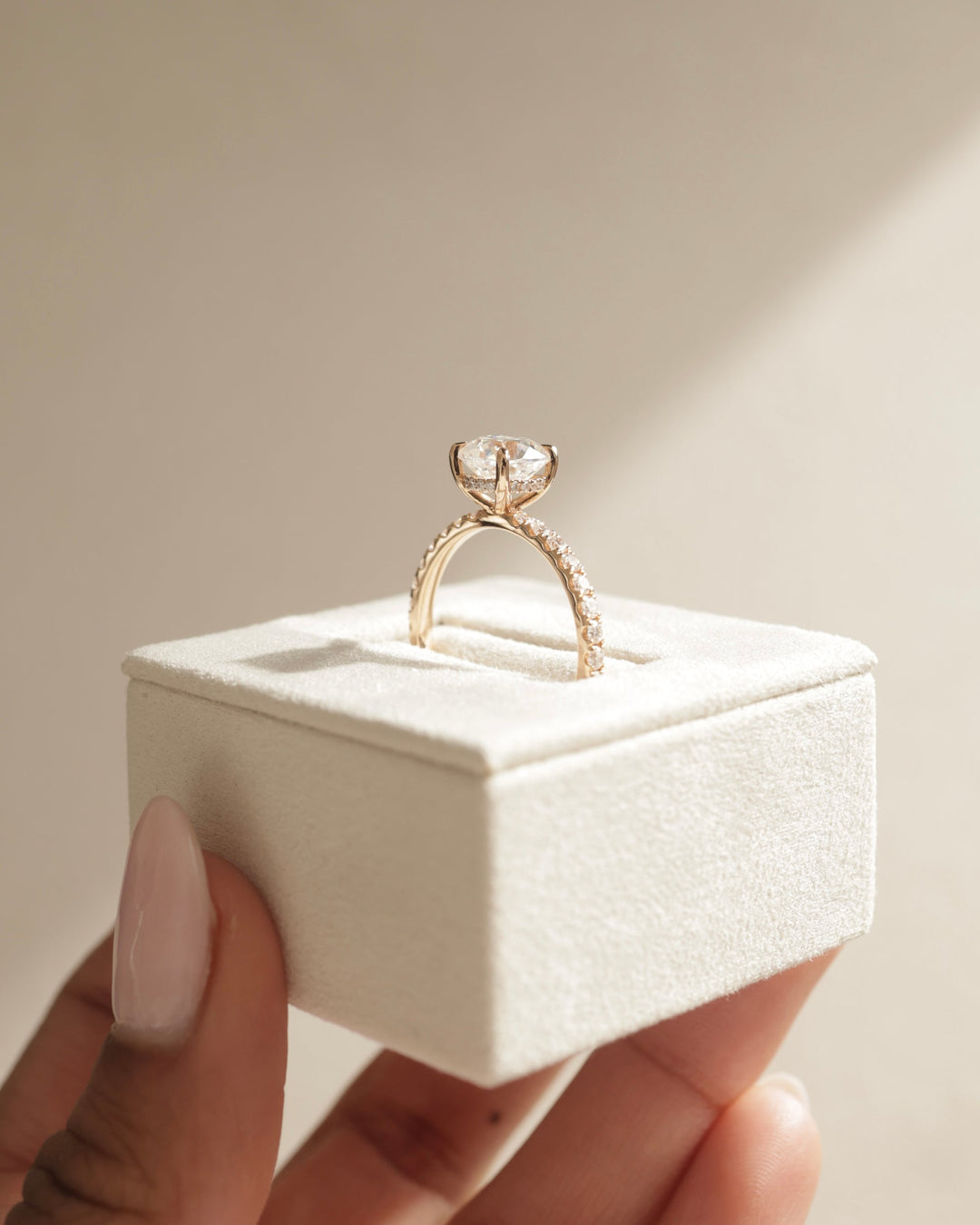 fine jewelry pavé setting, diamond pavé mounting, halo pavé band design, open gallery pavé setting, closed gallery pavé setting, modern solitaire pavé setting, classic solitaire pavé setting,