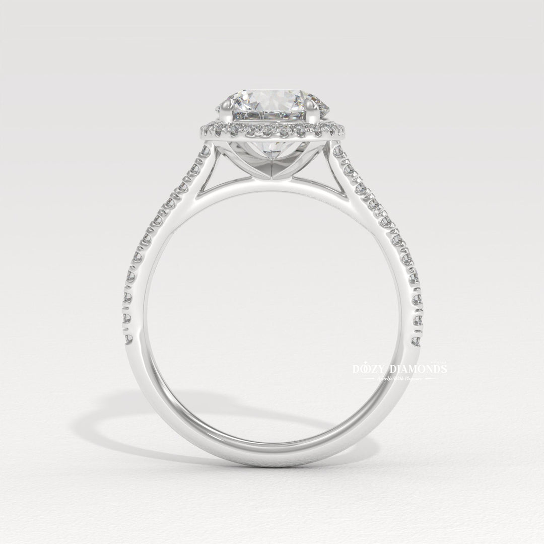 Round diamond halo ring
Classic halo engagement ring
Modern engagement ring
Vintage style halo ring