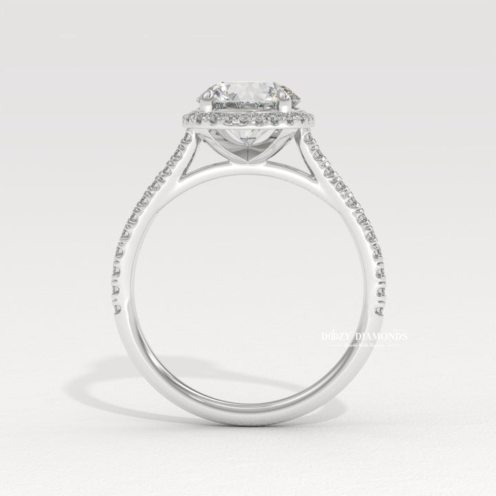 Round diamond halo ring
Classic halo engagement ring
Modern engagement ring
Vintage style halo ring