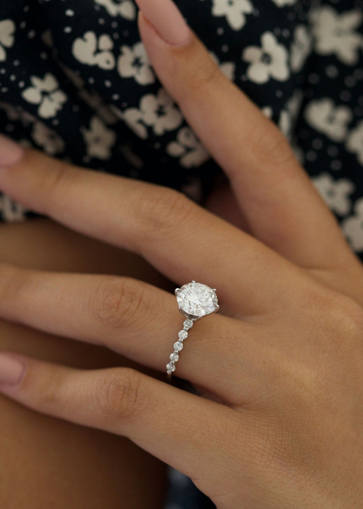round cut luxury bridal ring,
