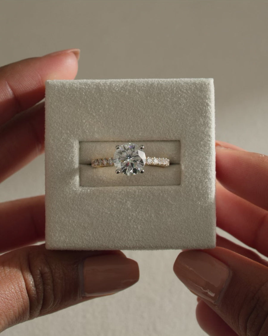 geometric pavé setting, clean line pavé setting, polished pavé setting, smooth pavé setting, fine jewelry pavé setting, diamond pavé mounting, halo pavé band design, open gallery pavé setting, closed gallery