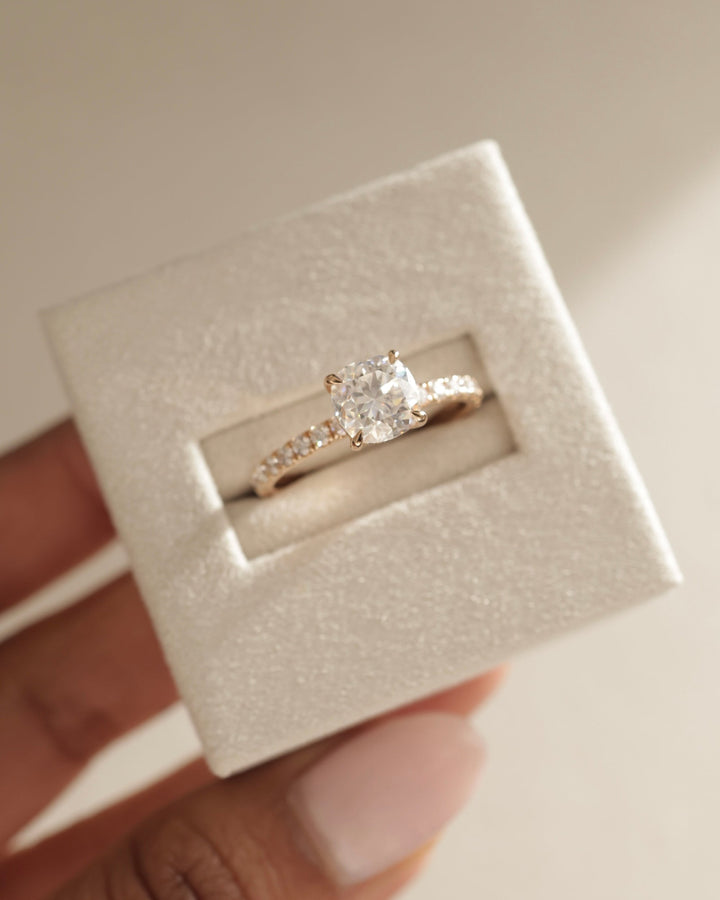 secure halo setting, refined halo setting, elegant halo setting, modern halo setting, classic halo setting, luxury halo setting, minimalist halo setting, structured halo setting, symmetrical halo setting,