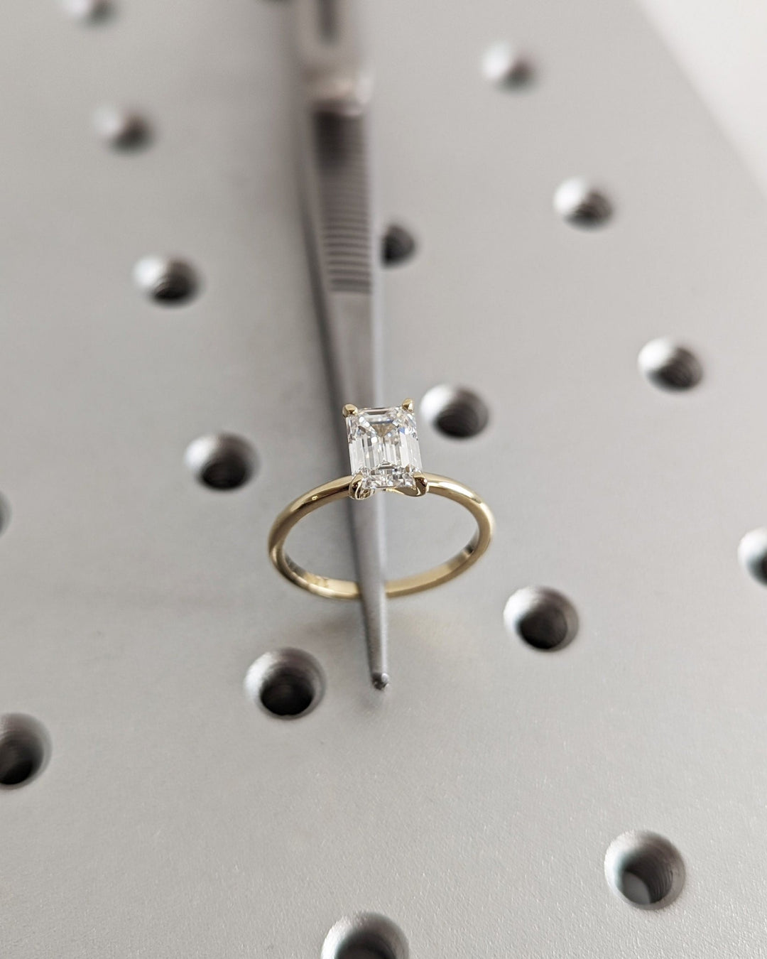 luxurious emerald diamond ring,