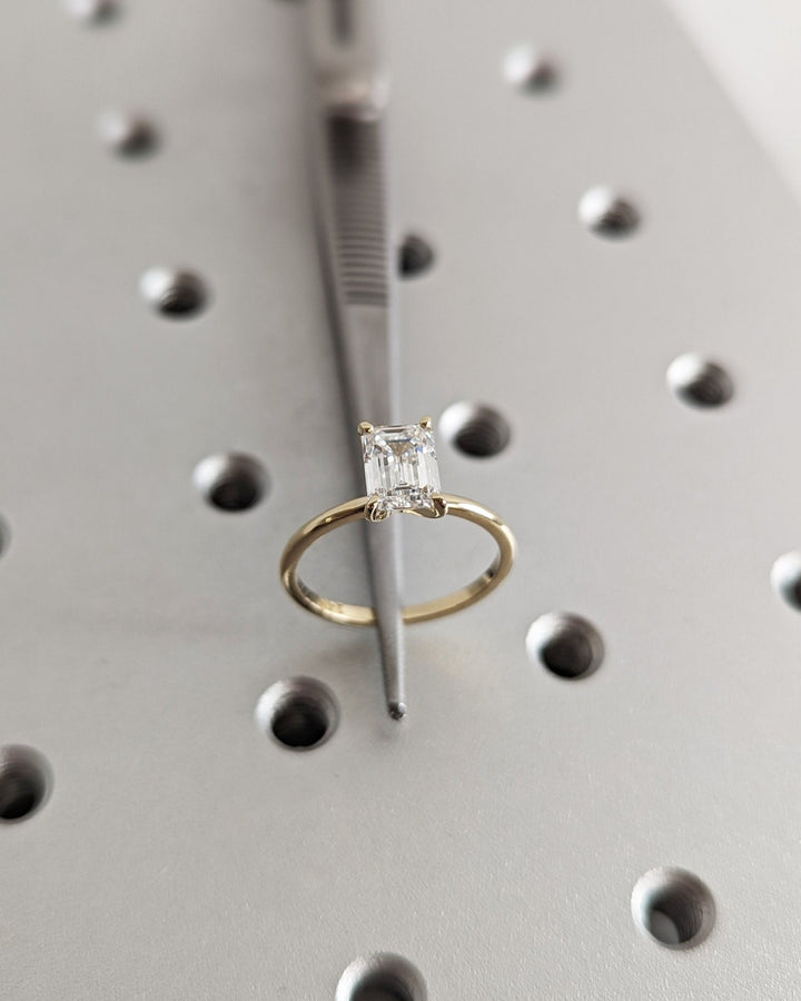 luxurious emerald diamond ring,