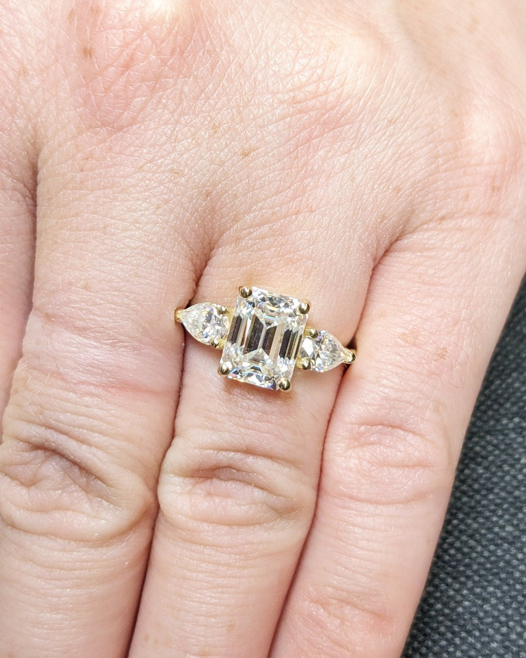 emerald shaped center diamond,