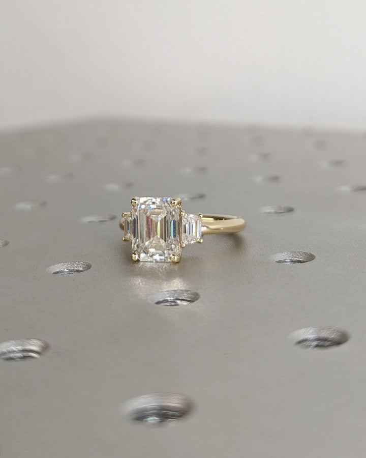 emerald three stone engagement ring,