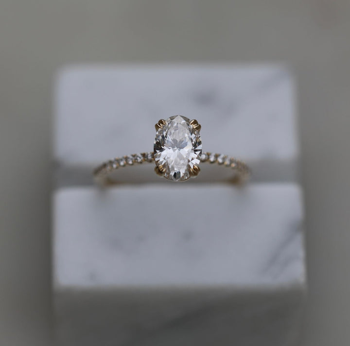 elegant oval diamond ring,