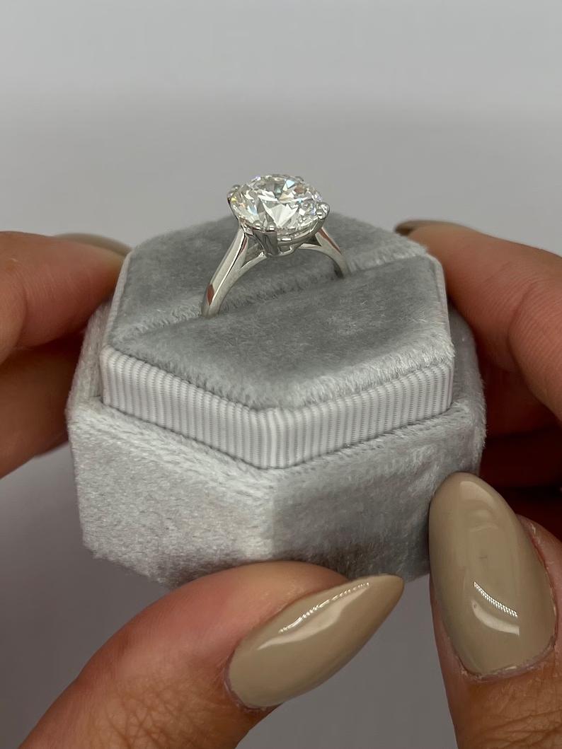round brilliant cut diamond ring,