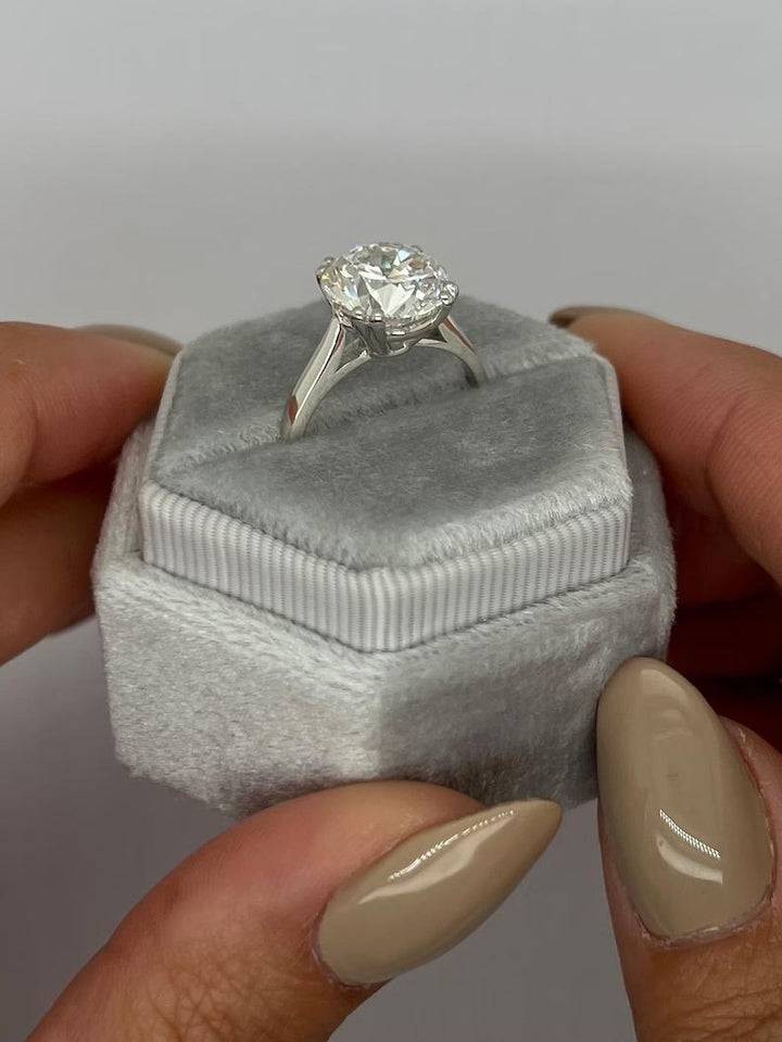 round brilliant cut diamond ring,