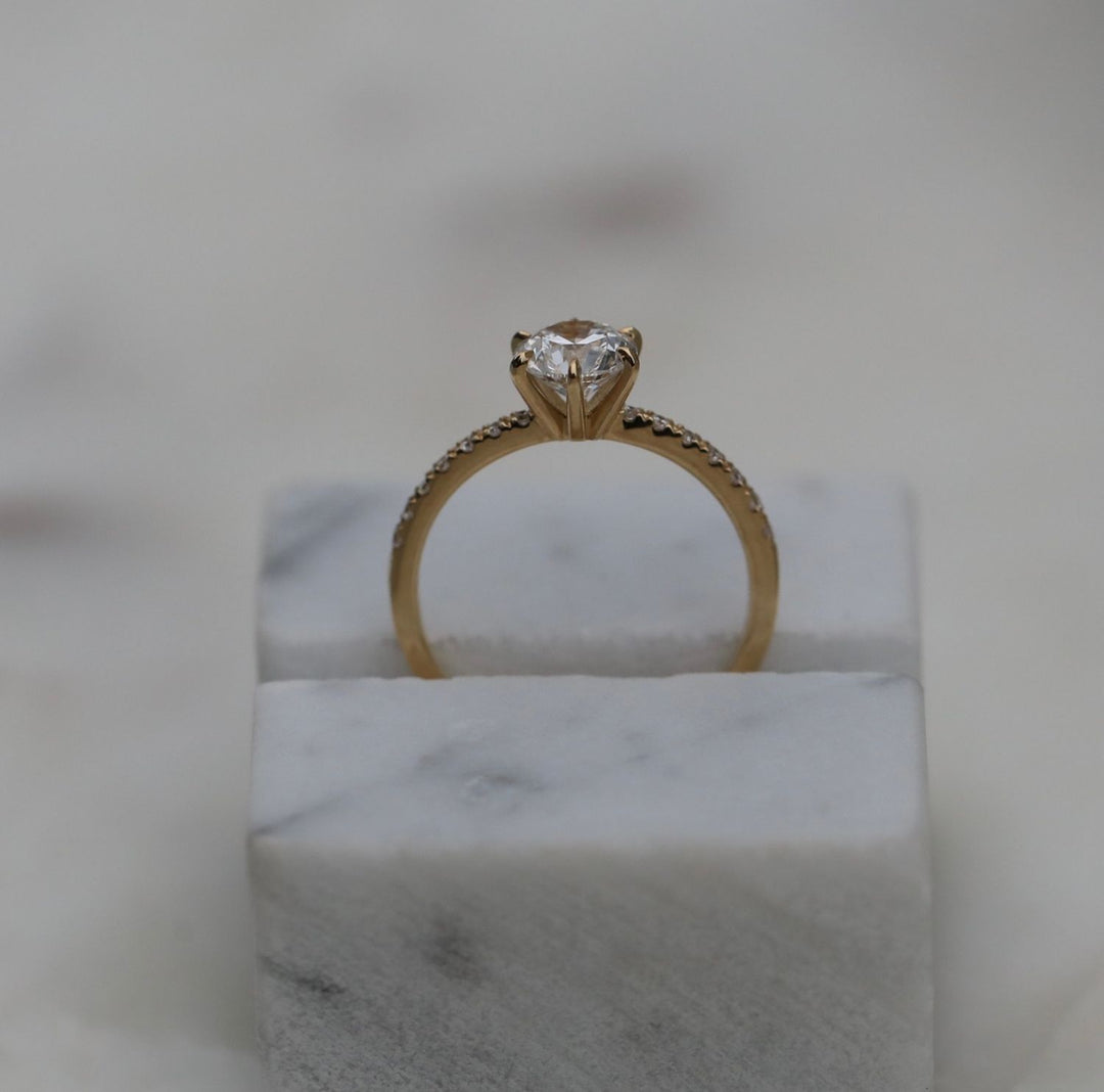 luxury round diamond ring,