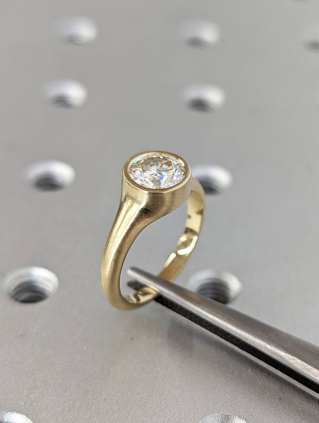 round cut luxury engagement ring,