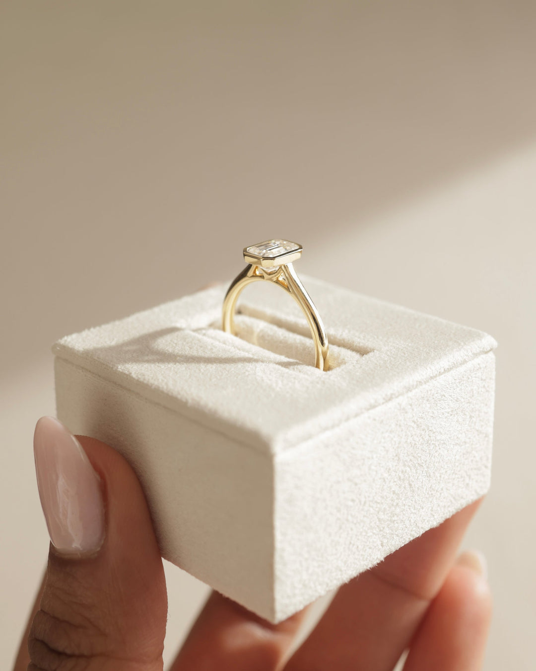 structured engagement setting, modern diamond frame, minimalist diamond frame, elegant diamond mounting, refined diamond setting, emerald diamond mounting, secure emerald setting, full frame emerald bezel, half frame emerald bezel, modern emerald solitaire mounting, classic emerald setting style