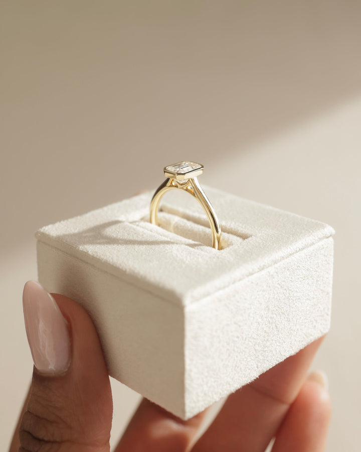 structured engagement setting, modern diamond frame, minimalist diamond frame, elegant diamond mounting, refined diamond setting, emerald diamond mounting, secure emerald setting, full frame emerald bezel, half frame emerald bezel, modern emerald solitaire mounting, classic emerald setting style