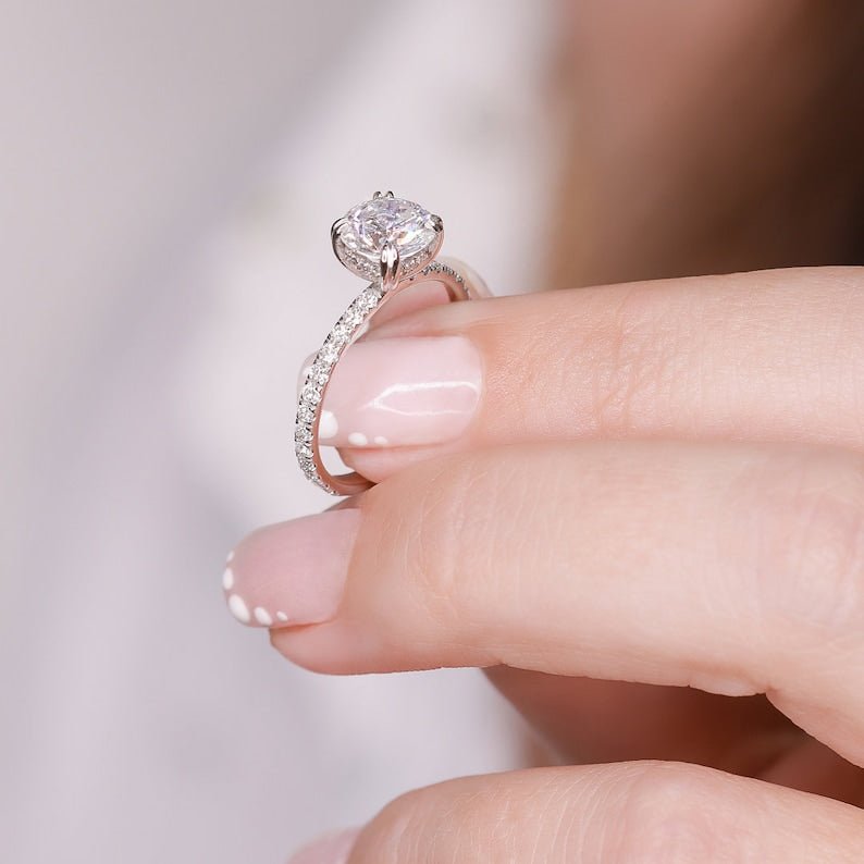 round diamond luxury ring